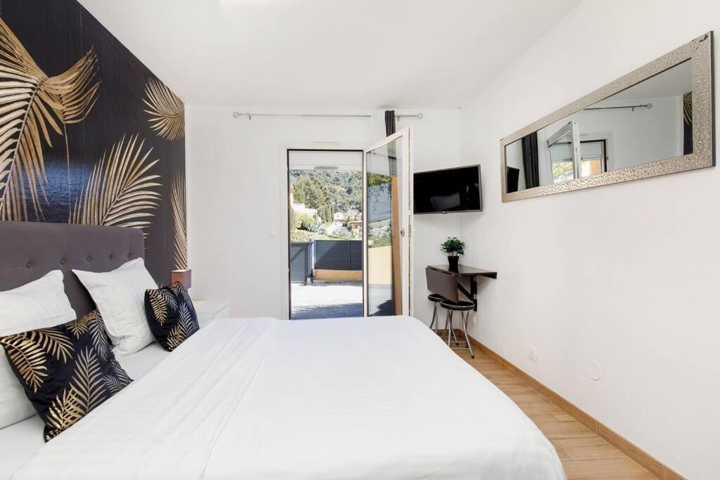 Studio Au Calme, Avec Terrasse Et Parking A Eze Village Exterior photo